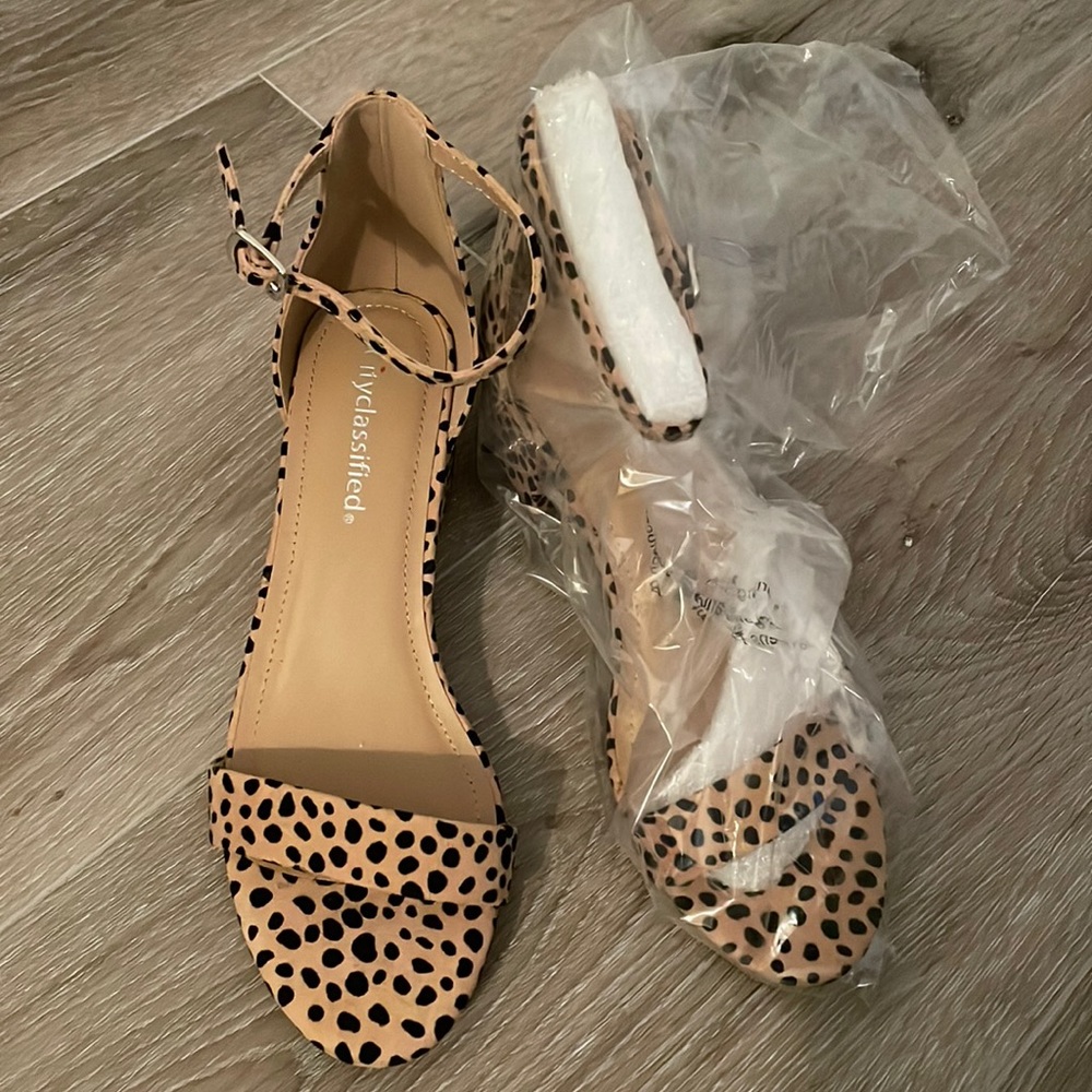 Strappy open toe shoes with block heel in cheetah print